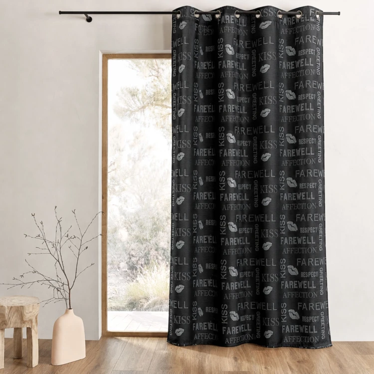 Cortina de shantung com lantejoulas e motivos estampados