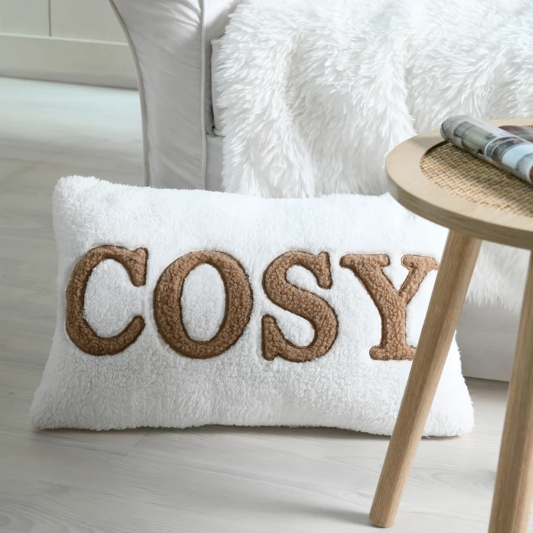 Coussin en polaire avec message brodé "Cosy"
