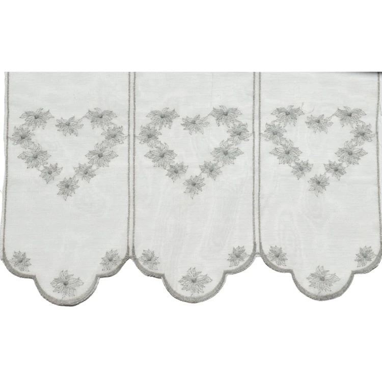 Brise-bise brodé à motifs cœurs