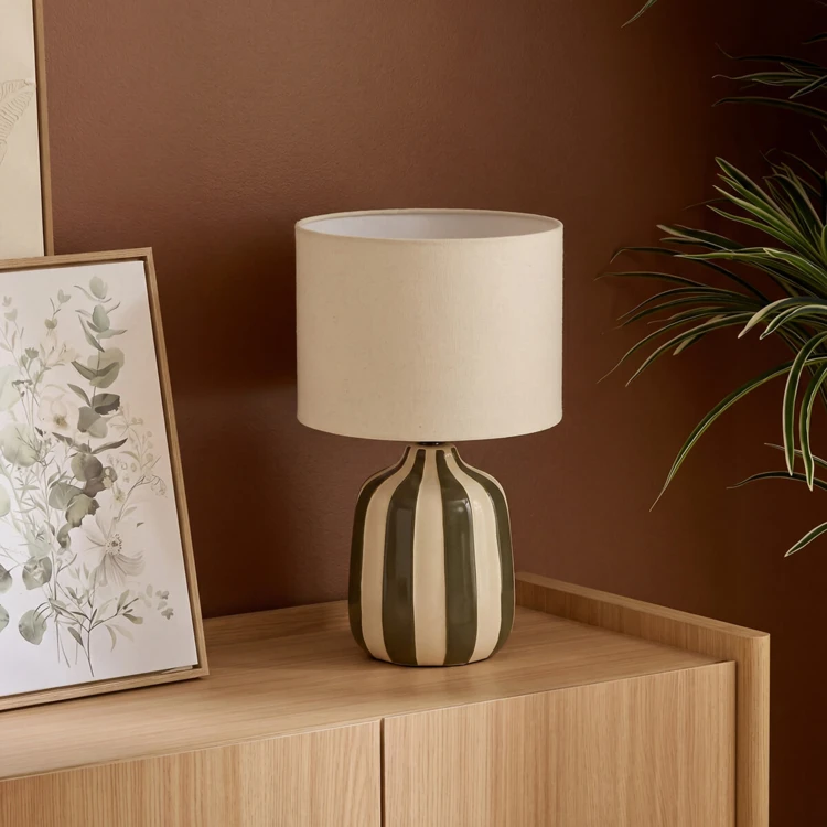 Tischlampe aus gestreifter Keramik mit Stoffschirm