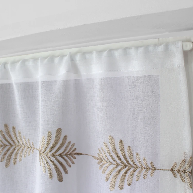 Paire de petits vitrages brodés feuillage
