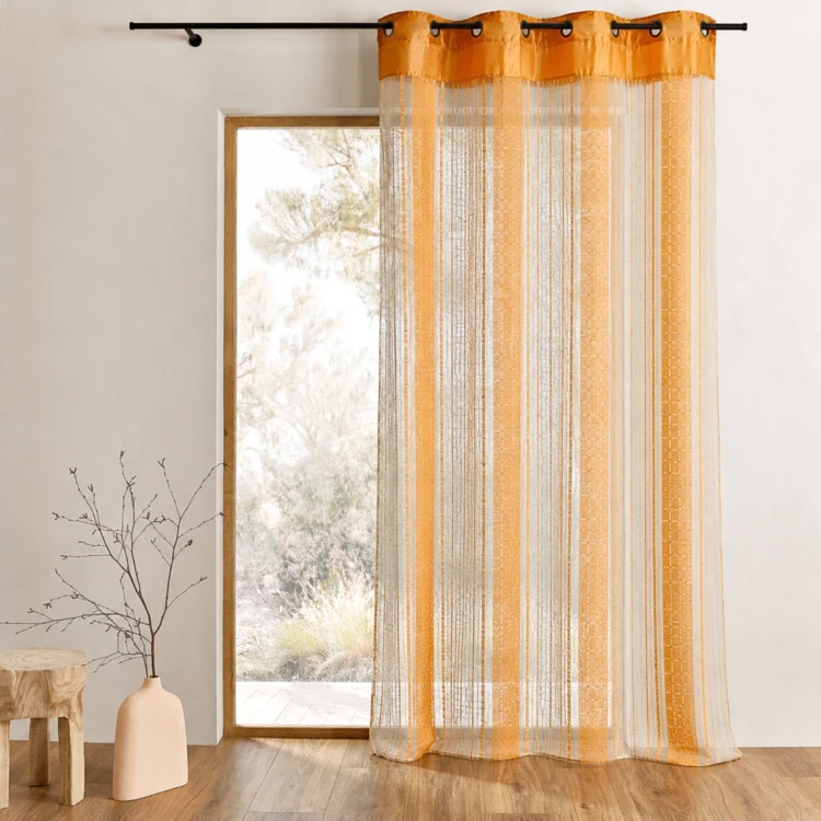 Cortina transparente com riscas verticais finas e forro liso
