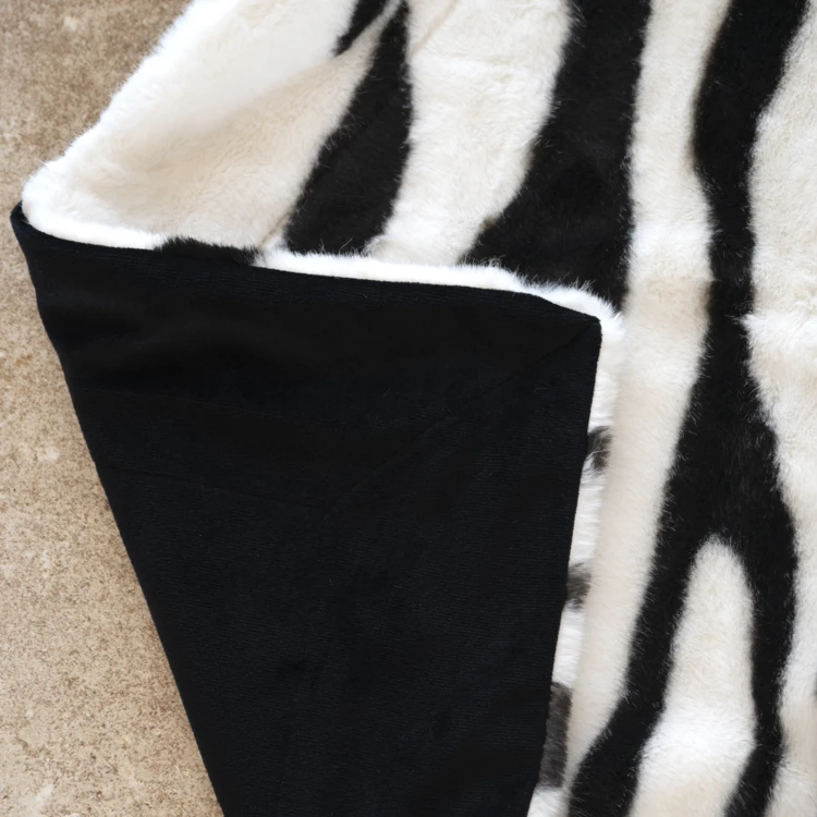 Manta macia com padrão de zebra e verso em veludo