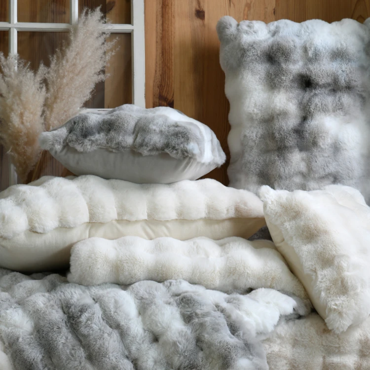 Coussin déhoussable imitation fourrure