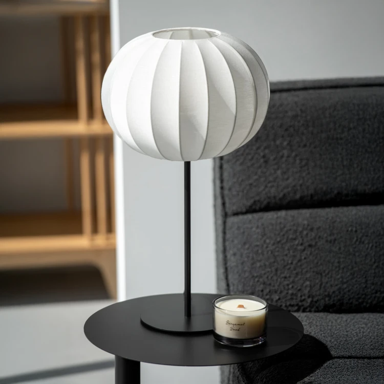 Stehlampe in Laternenform