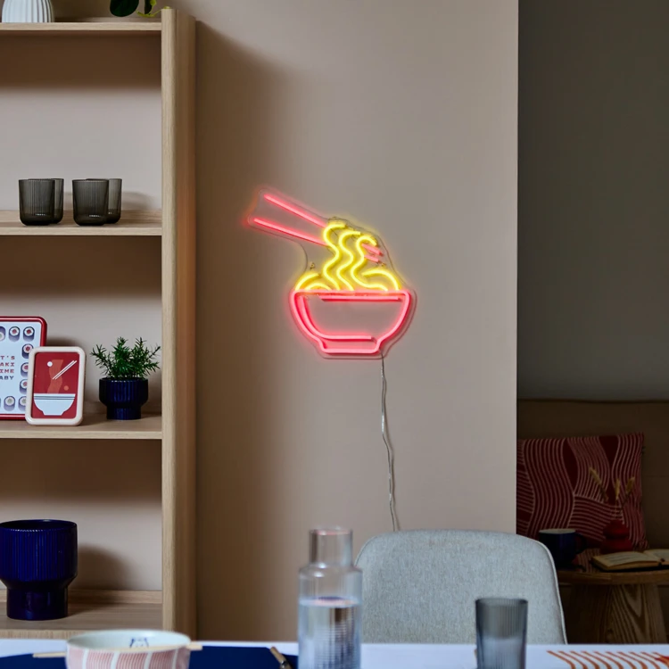 Neon LED de parede com forma de taça de macarrão