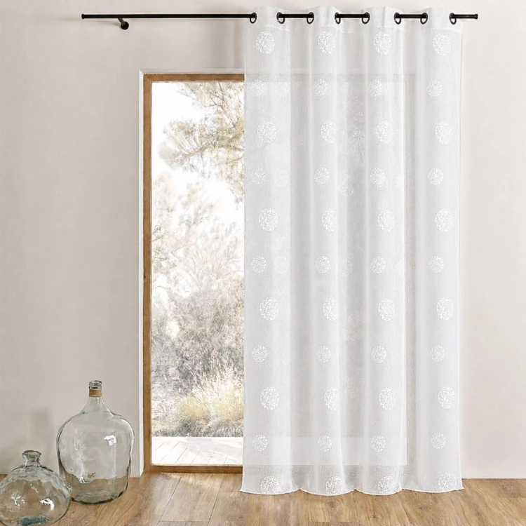 Cortina de organza bordada com motivos redondos