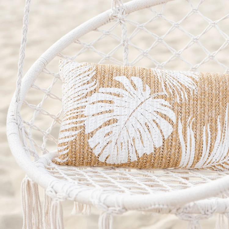 Hängesessel aus Makramee im Boho-Chic-Stil