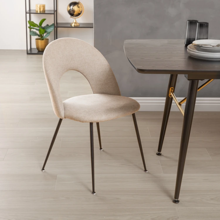 Sedia in tessuto con schienale traforato e gambe in metallo