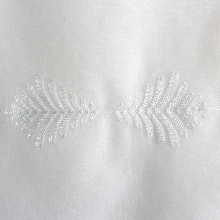 Paire de petits vitrages brodés feuillage