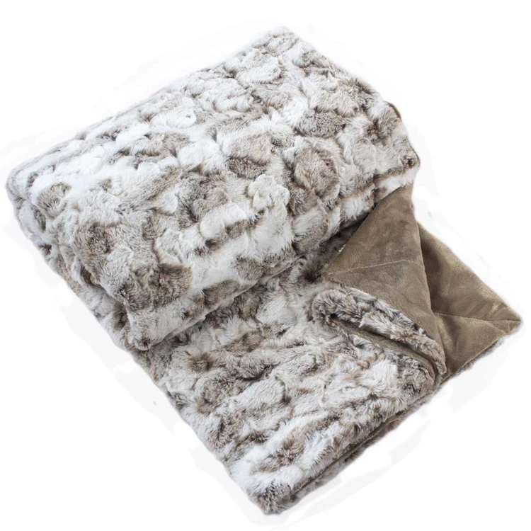 Plaid aus Fellimitat mit Fleecefutter